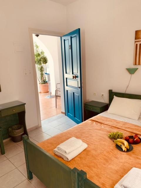 Manousos Rooms Adámas Eksteriør bilde