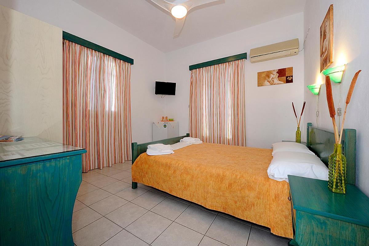 Manousos Rooms Adámas Eksteriør bilde